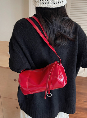 韩国小众原创红色包包女式2025新款复古腋下包圆筒斜挎单肩枕头包