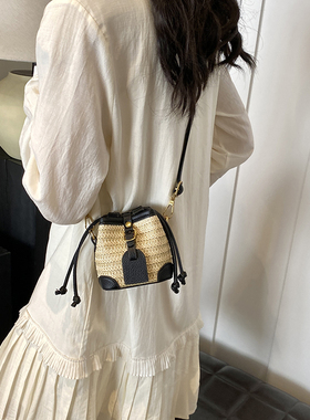 小众设计精致mini口红包包女2025新款草编烧麦水桶包斜挎小包包潮