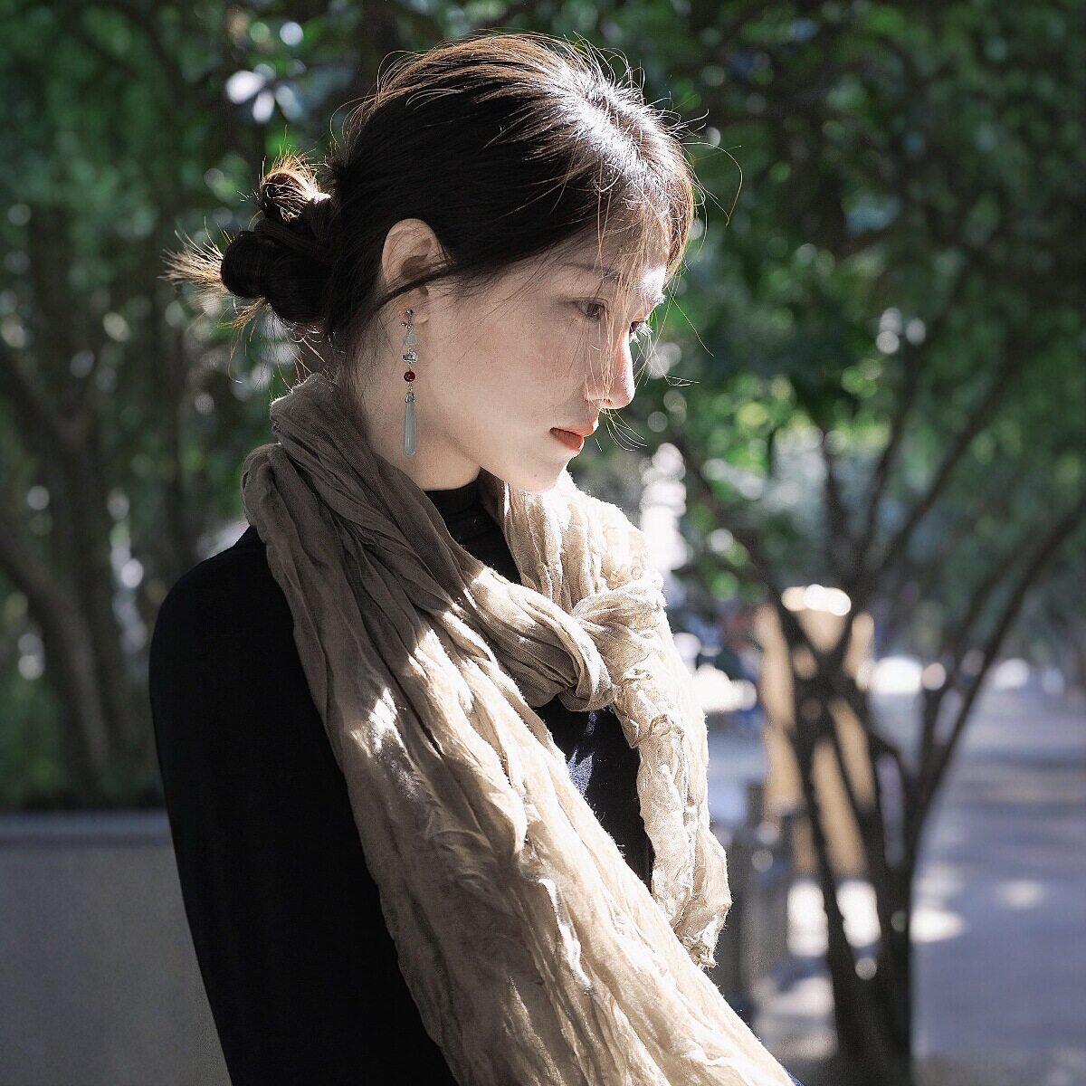 县城文学复古棉麻围巾女薄款文艺亚麻褶皱丝巾系脖长条纱巾氛围感