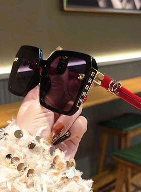 大框偏光防紫外线时尚简约墨镜