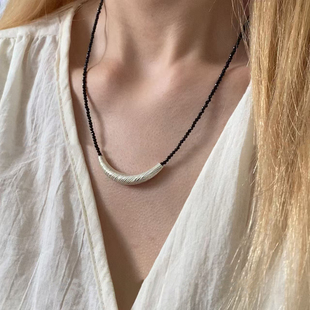 清冷感银色月牙弯项链轻奢小众简约设计高级感黑色串珠秋冬毛衣链