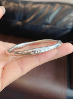 简约不规则磨砂桃花刻印银色手镯