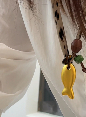 秋冬高级感金色小鱼吊坠串珠项链