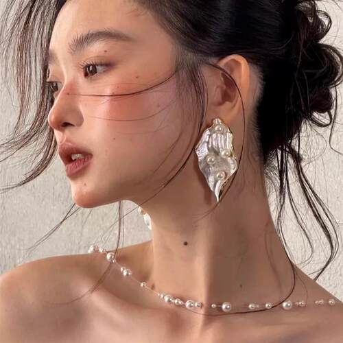 法式不规则褶皱白叶子仿珍珠耳钉