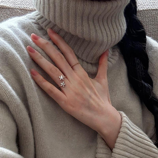 清冷感银色小花戒指女小众设计简约百搭高级感通勤食指戒叠戴指环