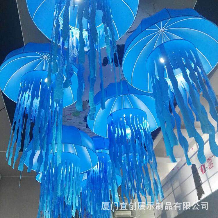 商场美陈展示布置酒店中庭吊挂装饰云朵金属发光灯道具创意布置
