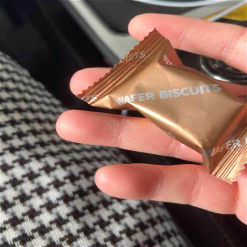 新货新日期香港熔岩威化饼干巧克力/芝士五层方块夹心360g 55