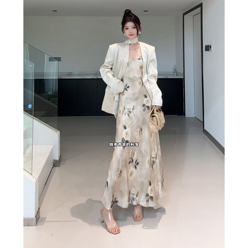 Wannvy Up 法式气质套装西装外套女秋季缎面V领印花连衣裙两件套