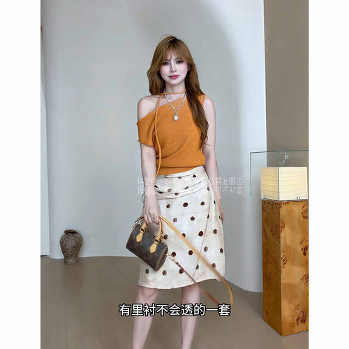 昕羽垚STUDIO 夏季橘色荡领露肩冰丝针织衫百搭波点半身裙两件套