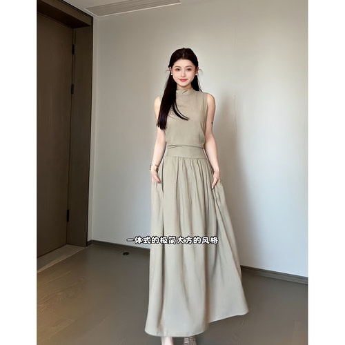 拾光里STUDIO 2026夏季新款松弛感无袖优雅系带长款圆领连衣裙子