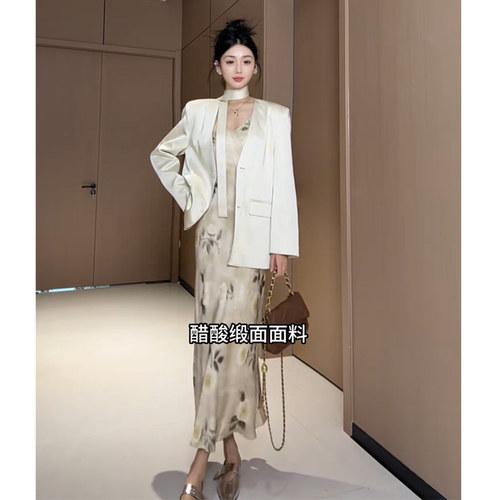 Wannvy Up优雅高级感套装西装外套女气质缎面V领印花连衣裙两件套