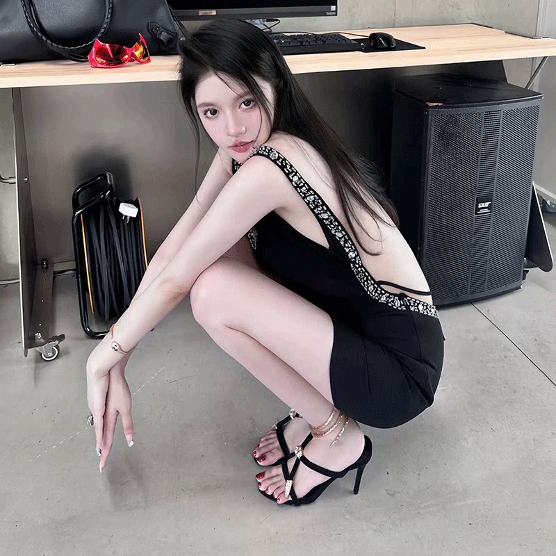 黑色性感露背镶钻吊带连