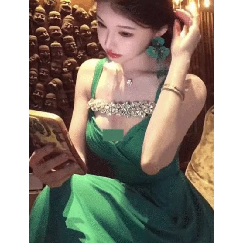 法式高级感绿色露背吊带连衣裙女夏季新款轻奢气质收腰显瘦长裙子