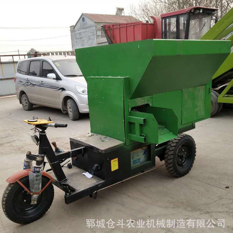 养殖场用拌料撒料一体车全自动撒料车价格秸秆饲料拌料车