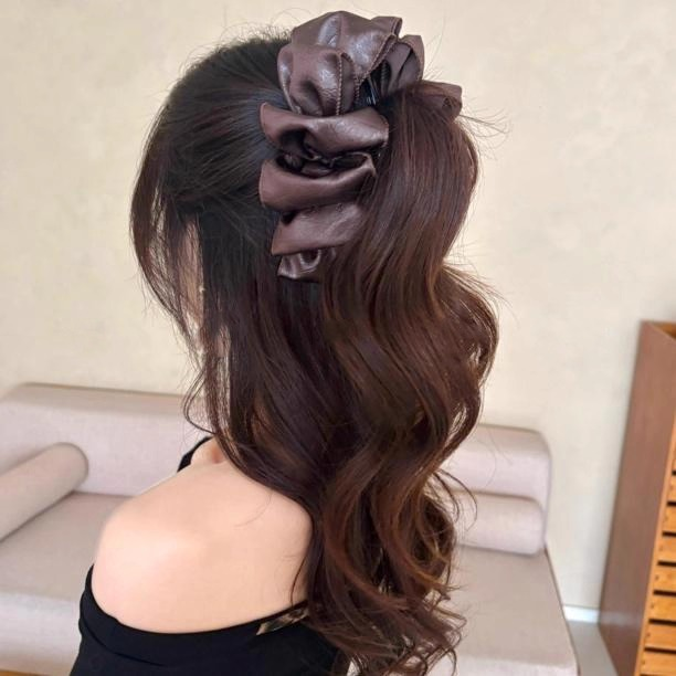 美拉德皮质泡泡抓夹云朵发夹女2025年新款后脑勺盘发鲨鱼夹子头饰