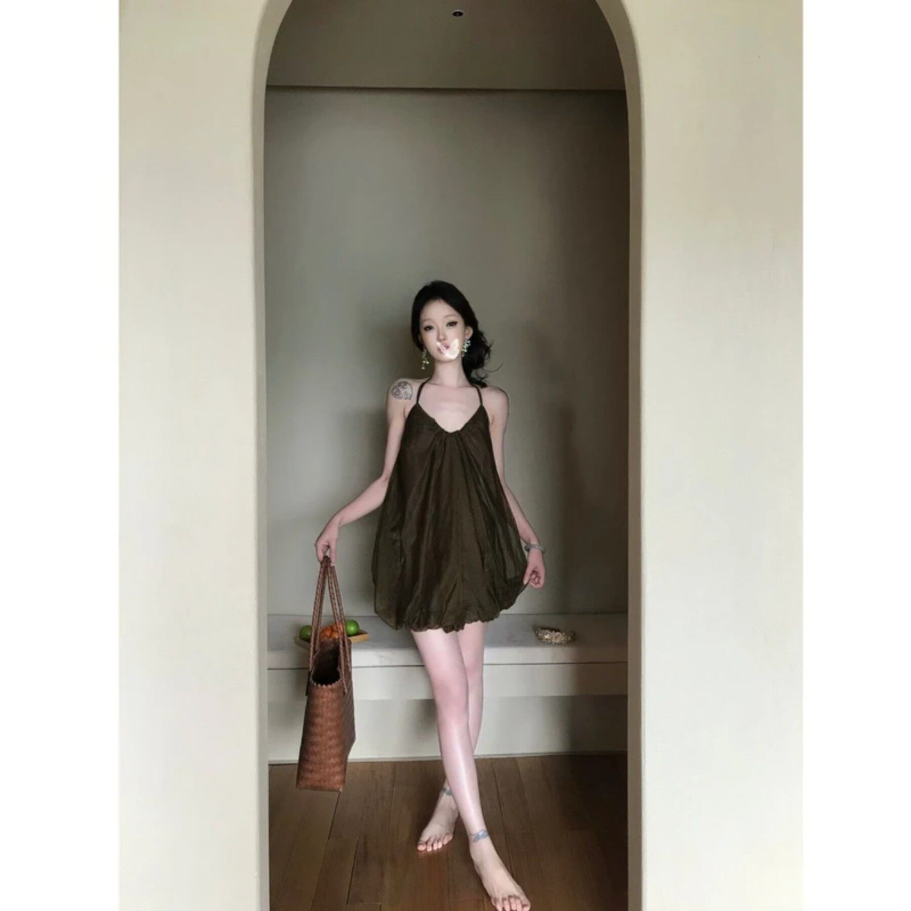 优秀的金蘑菇花苞挂脖系带度假墨绿露背弹力纱裙优雅连衣裙短裙女