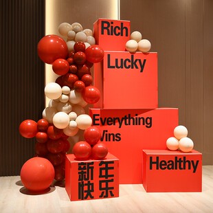 2025新年装饰品氛围布置马年店铺饭厅打卡拍照道具礼品盒落地摆件