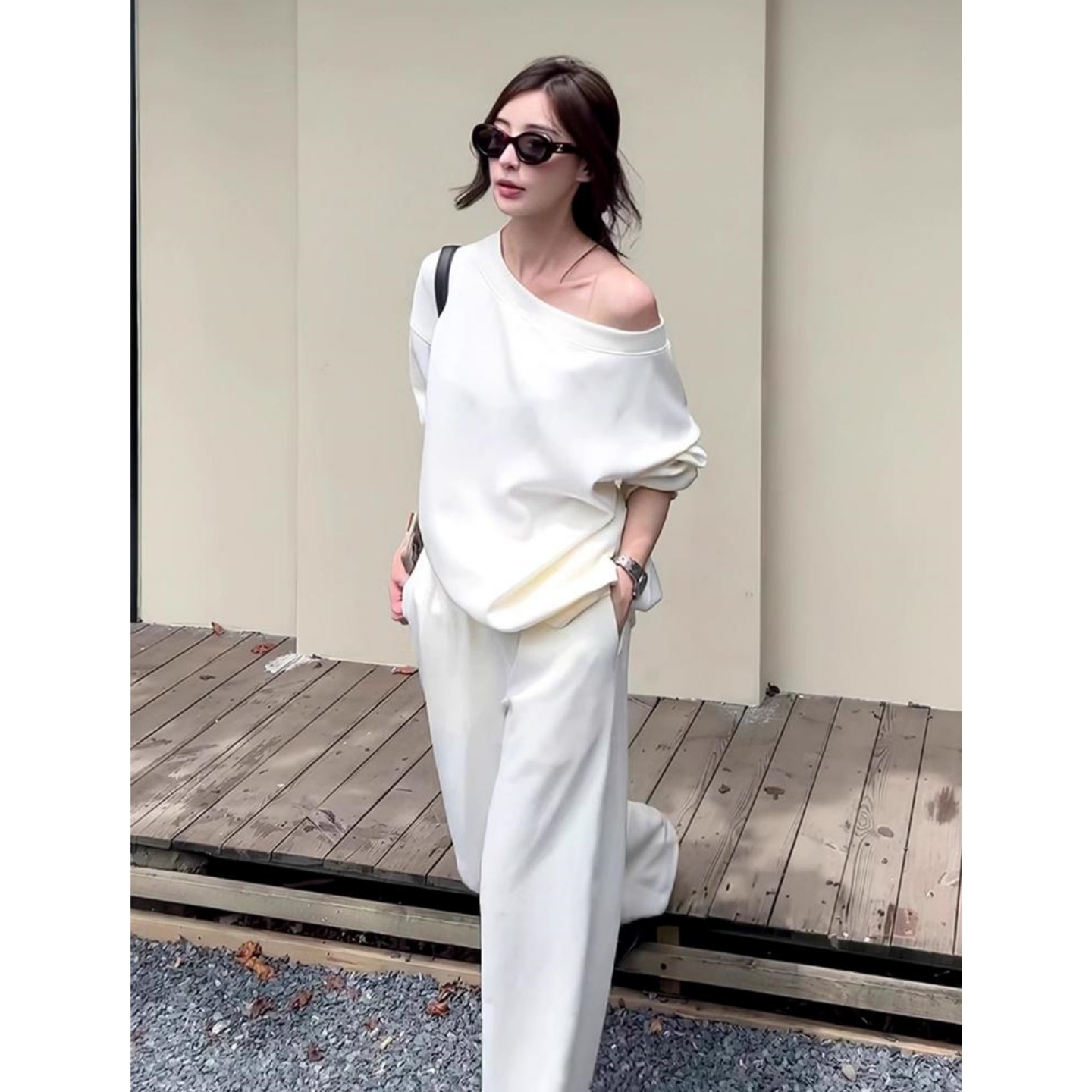 白色露肩斜领卫衣女秋季宽松慵懒风长袖一字漏肩绝美显瘦上衣早秋