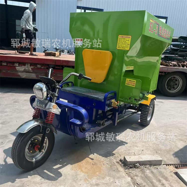 牛羊养殖场撒料车喂牛羊饲料车自动投料机电动三轮喂料车