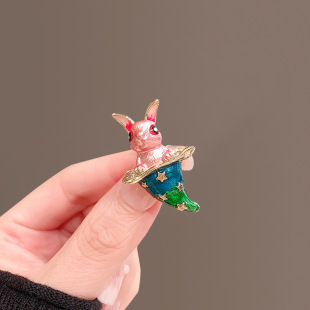 可爱卡通粉兔子魔术帽胸针女高级感高端气质别针防走光扣领口压襟