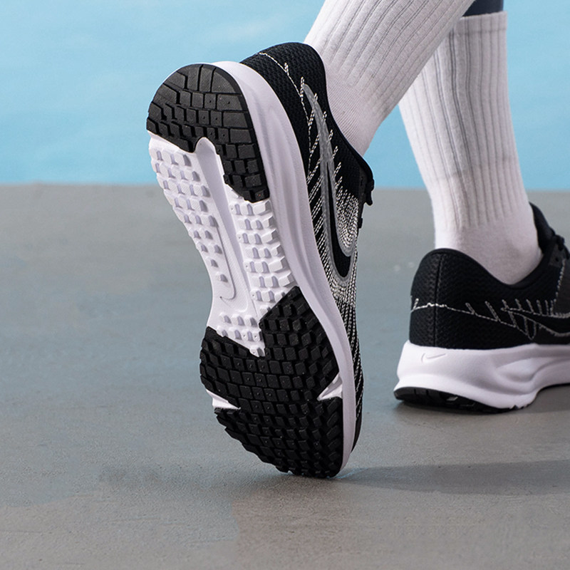 NIKE耐克女鞋新款运动鞋网布透气跑步鞋户外轻便日常训练鞋HM95