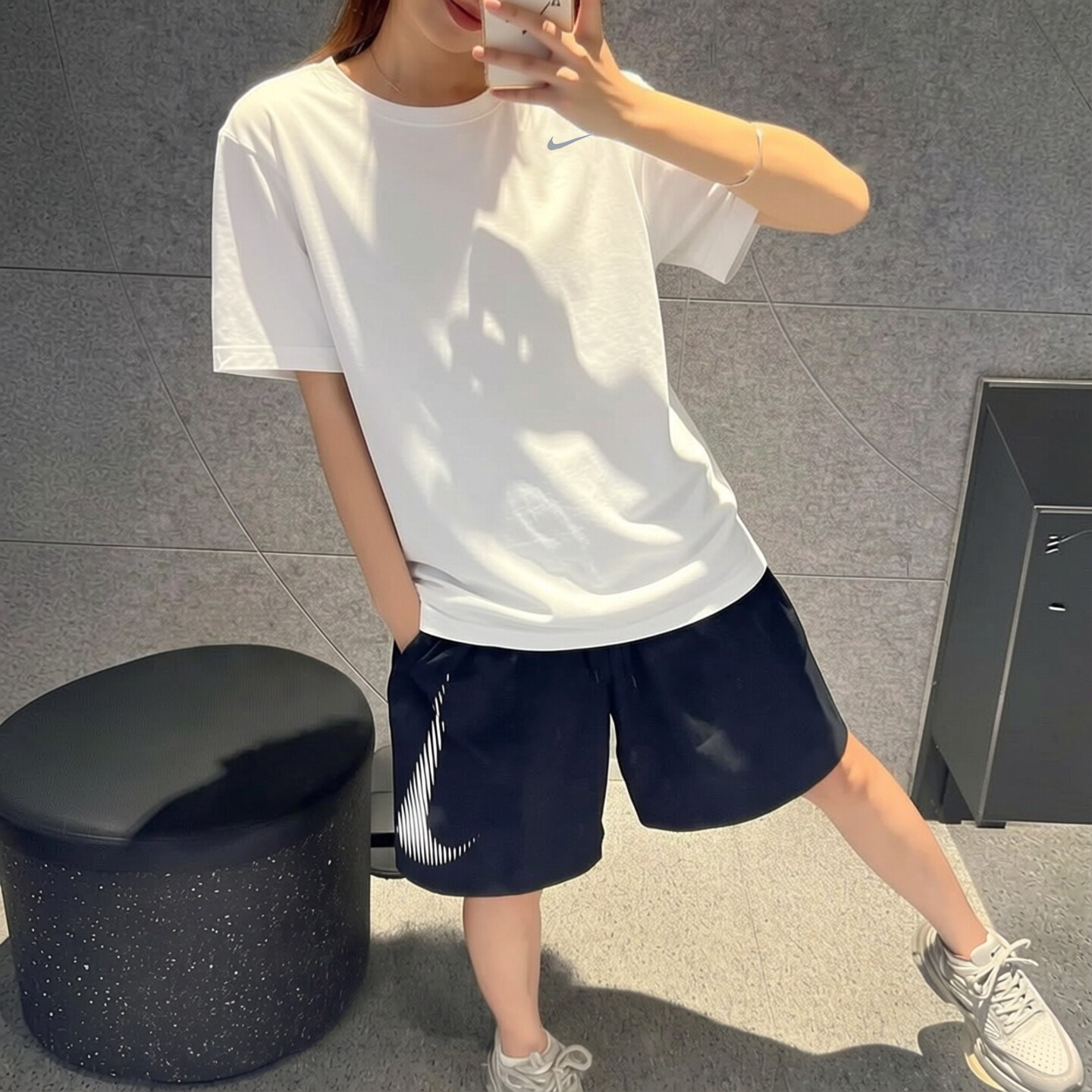 耐克圆领T恤女官方正品新款健身半袖跑步锻炼上衣nike运动短袖白