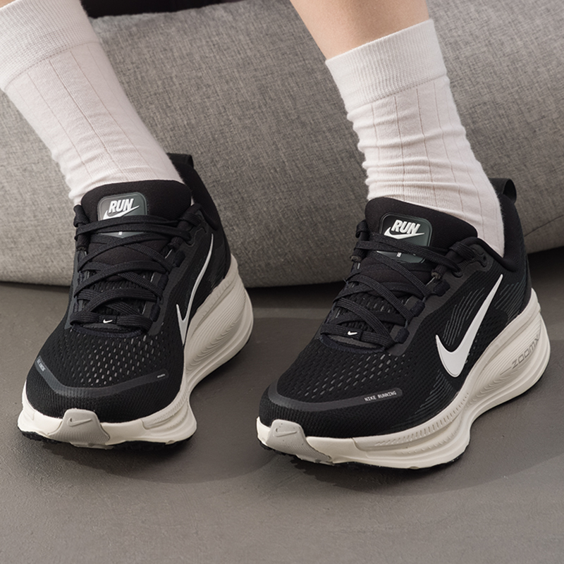 Nike耐克女鞋2025新款VOMERO18跑鞋缓震透气运动鞋跑步鞋HM6804