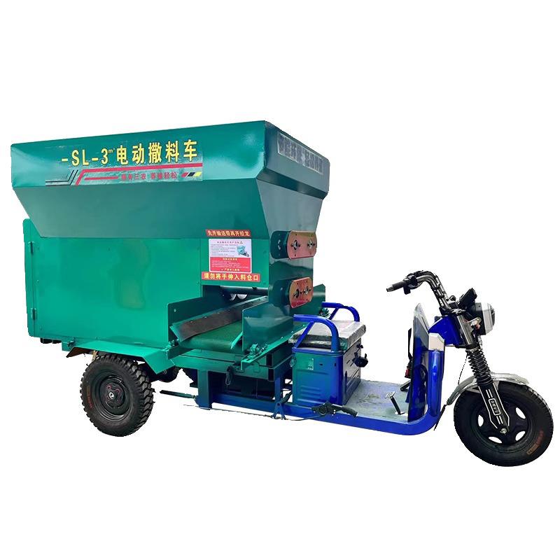 电动撒料车牛羊饲料小型三轮全自动投喂设备青贮畜牧养殖场投料车