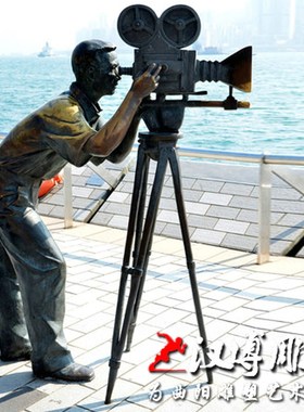 步行街商业街雕塑玻璃钢彩绘拍照人物雕塑不锈钢购物商场拍摄雕塑