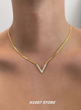 V字短款蛇骨链钛钢男项链嘻哈冷淡风女锁骨链小众设计高级毛衣链