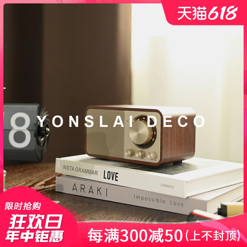 现代样板间床头柜组合书桌音响收音机耳麦装饰品