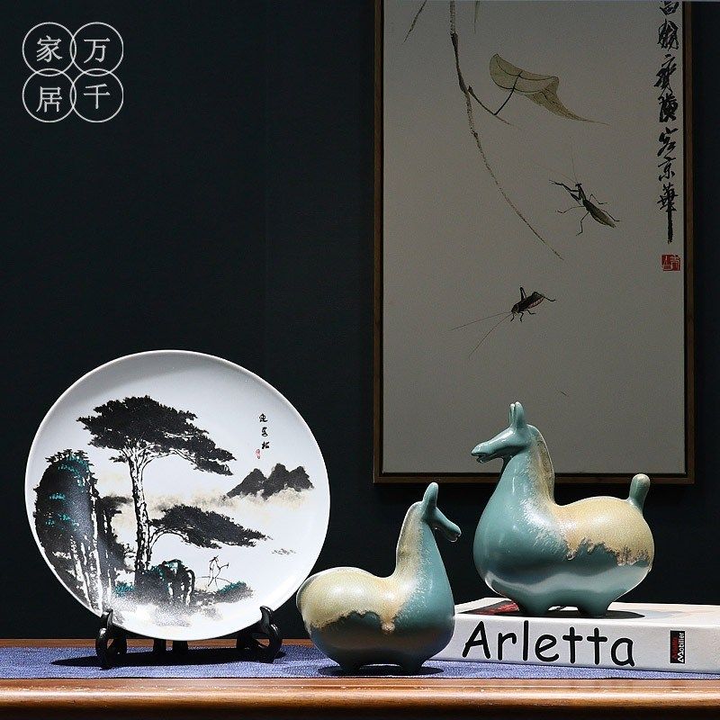 新中式陶瓷盘迎客松马到成功国画家居博古架酒柜