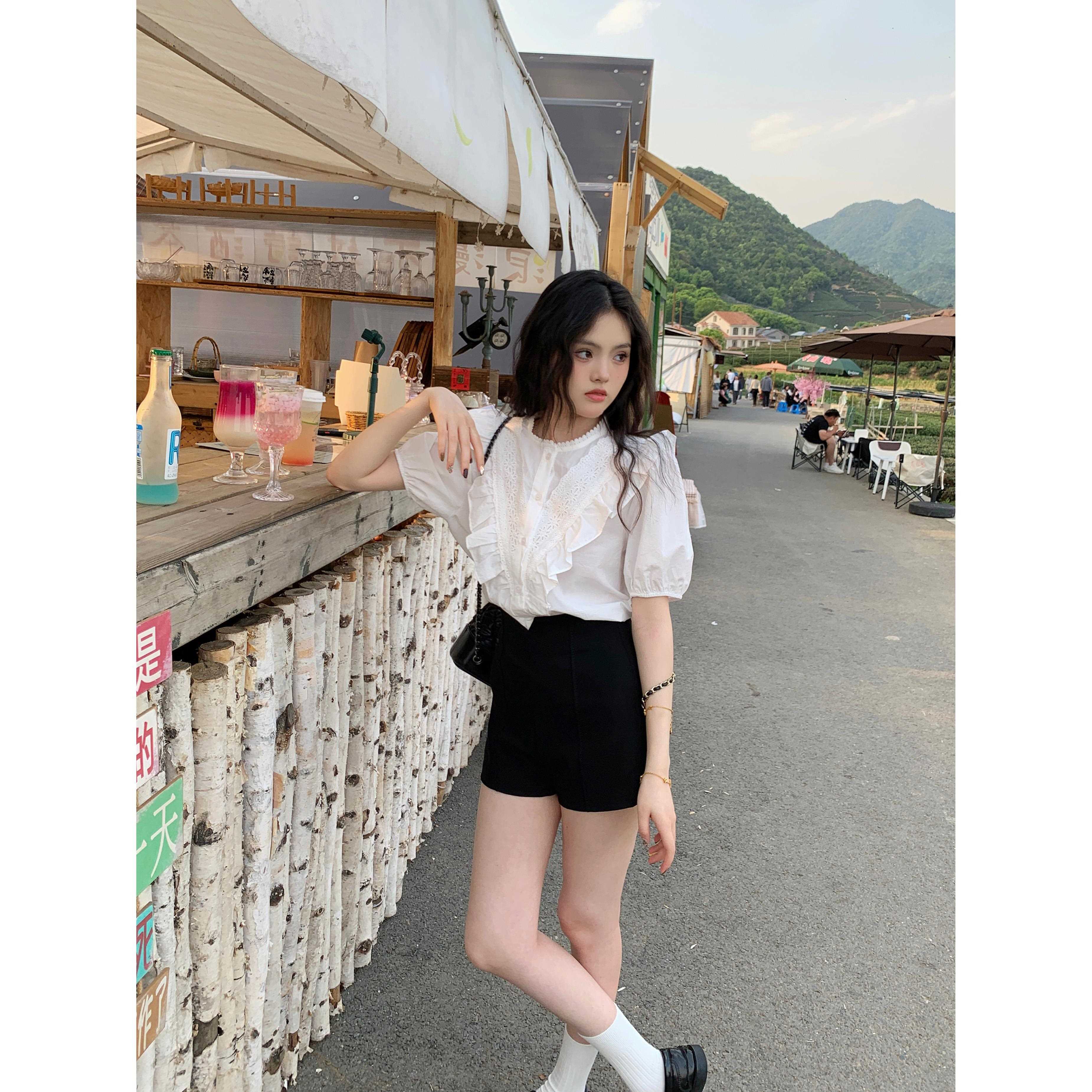 一只西由XIYO甜美泡泡袖蕾丝娃娃领上衣女春季法式衬衫白色衬衣