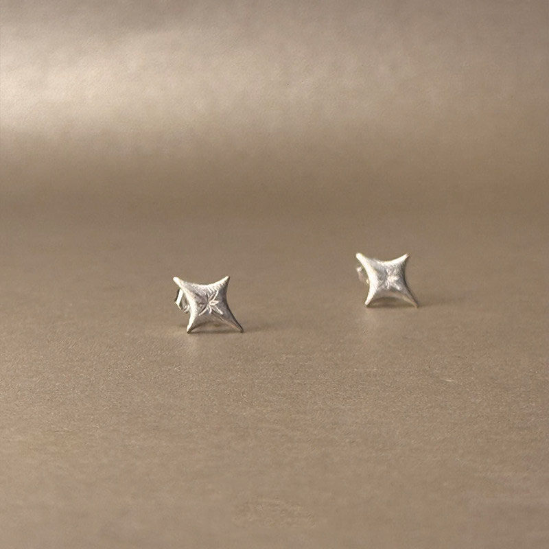 迷你拉丝银色四芒星耳钉