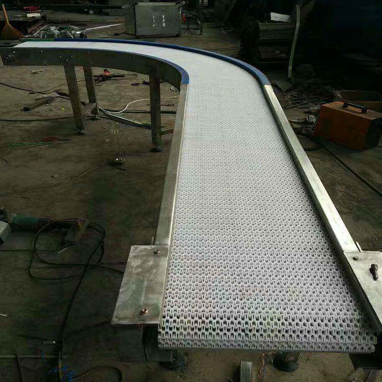 供应PVC塑料链板输送带灌装水桶饮料转弯机S型柔性板链输送机