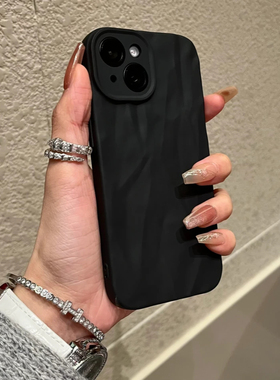 黑色肤感褶皱适用于苹果17promax/16pro/15plus/14手机壳iPhone13纯色12promax简约11个性ip17pro新款16软套