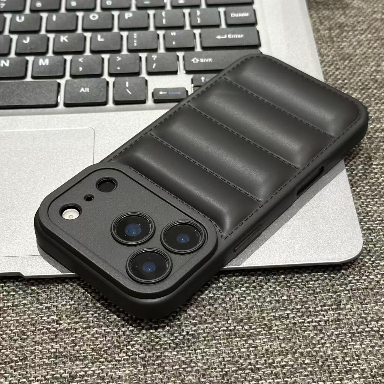 班港黑色简约耐脏羽绒壳适用iPhone17promax手机壳ip17Pro/17Air新款苹果16Plus/15/14个性13pro百搭12/11套