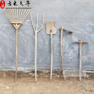 老旧农具怀旧老i物件农耕工具老木叉旧木耙锄头民俗农家院装饰摆