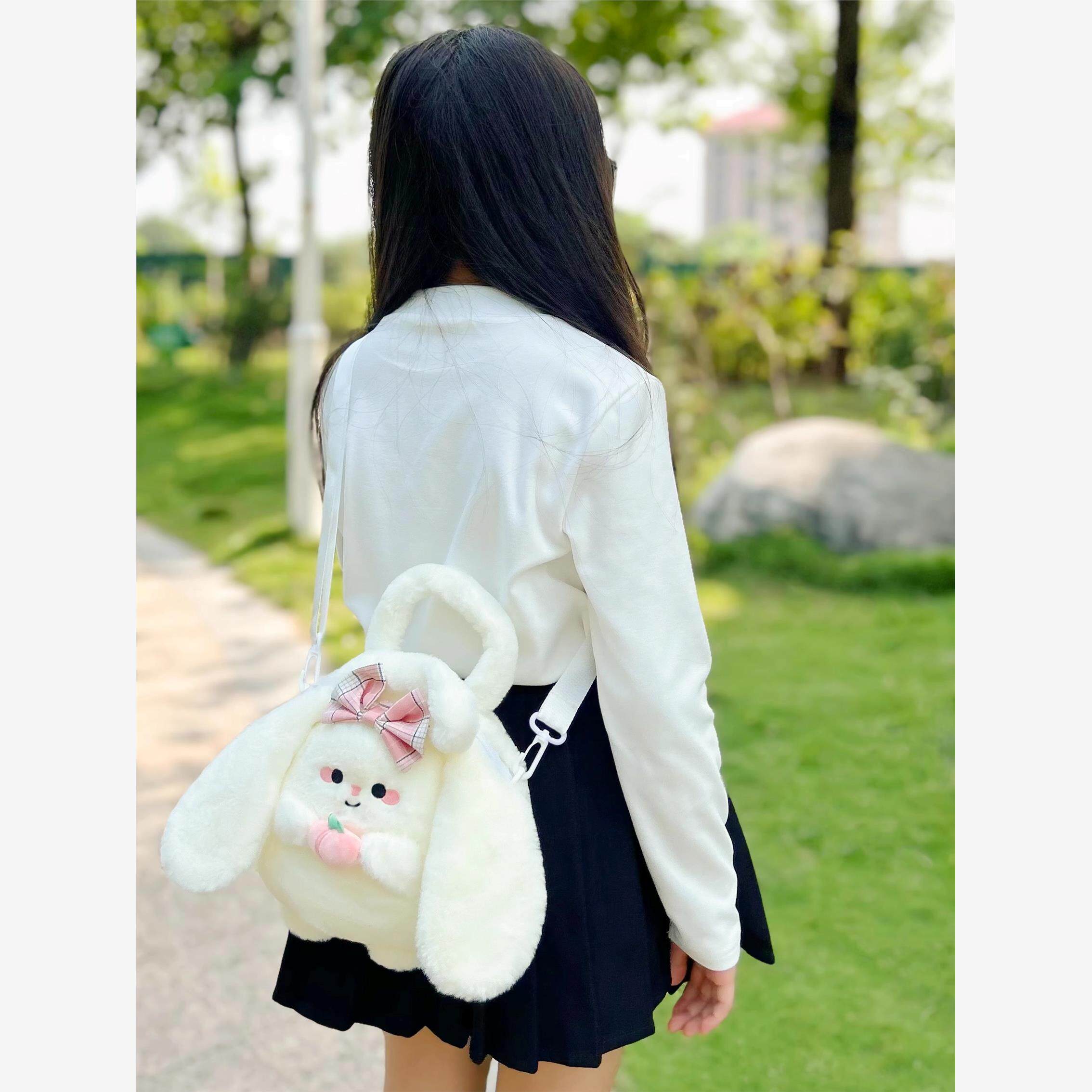 儿童2024可爱毛茸茸兔斜挎包女生玩偶卡通外出超火小包包洋气女童