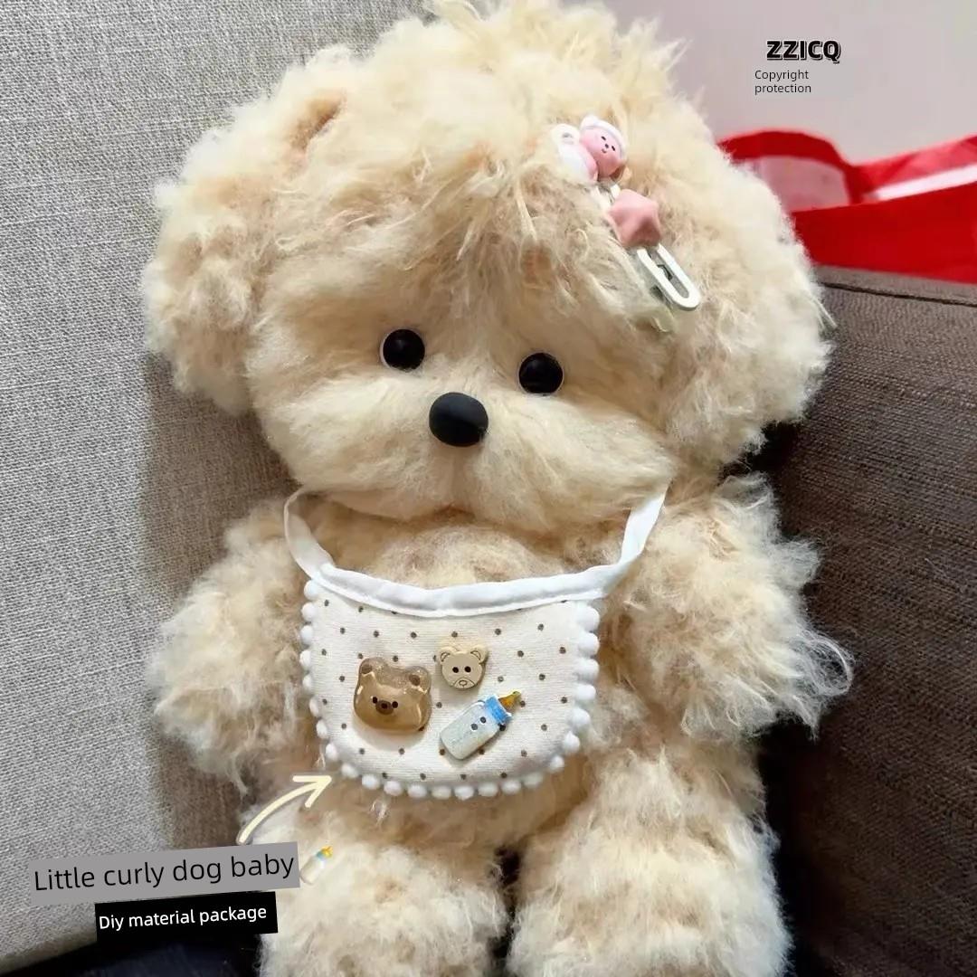 可爱的和创造性的手工毛绒娃娃，可以记录卷曲的小狗作为圣诞礼物