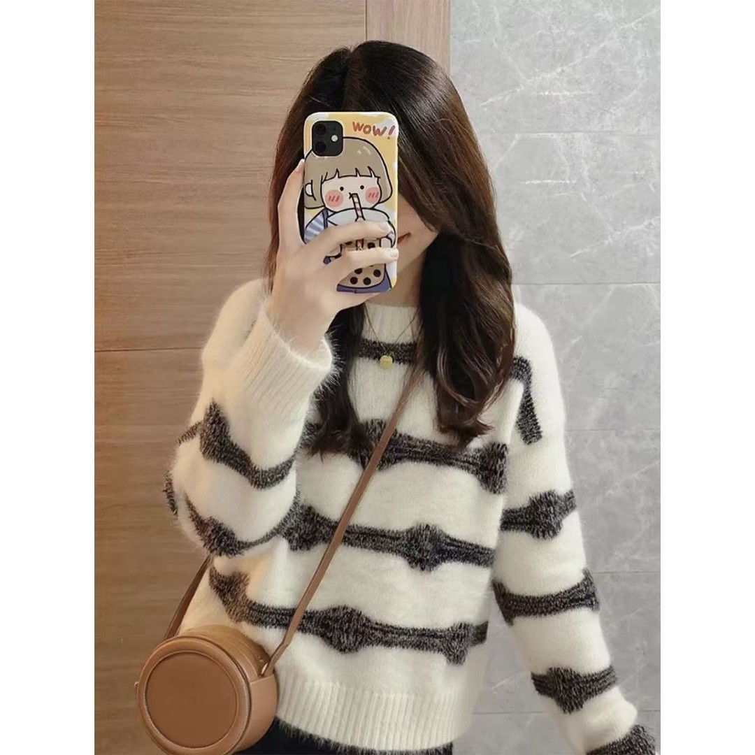 时尚新款感秋冬季慵懒风圆领条纹毛衣女宽松外搭针织衫奶白色