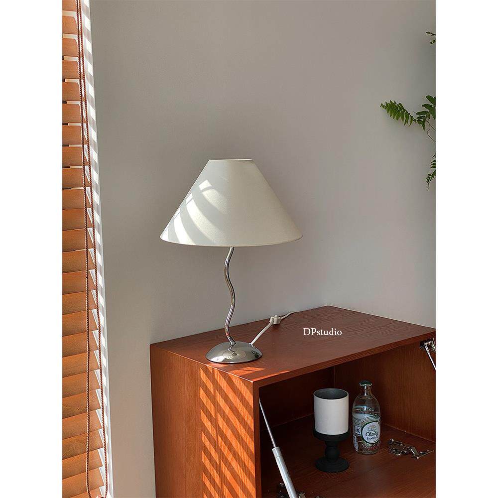 现代简约小台灯ins风韩国博主网红卧室床头灯客厅装饰氛围感台灯