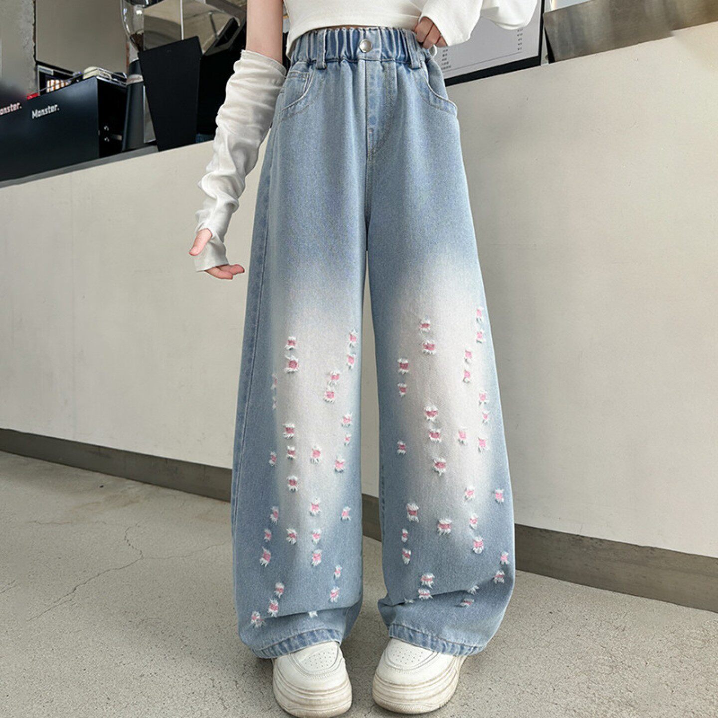 女童裤子春装2026新款女孩宽松破洞洋气儿童牛仔休闲阔腿直筒裤潮