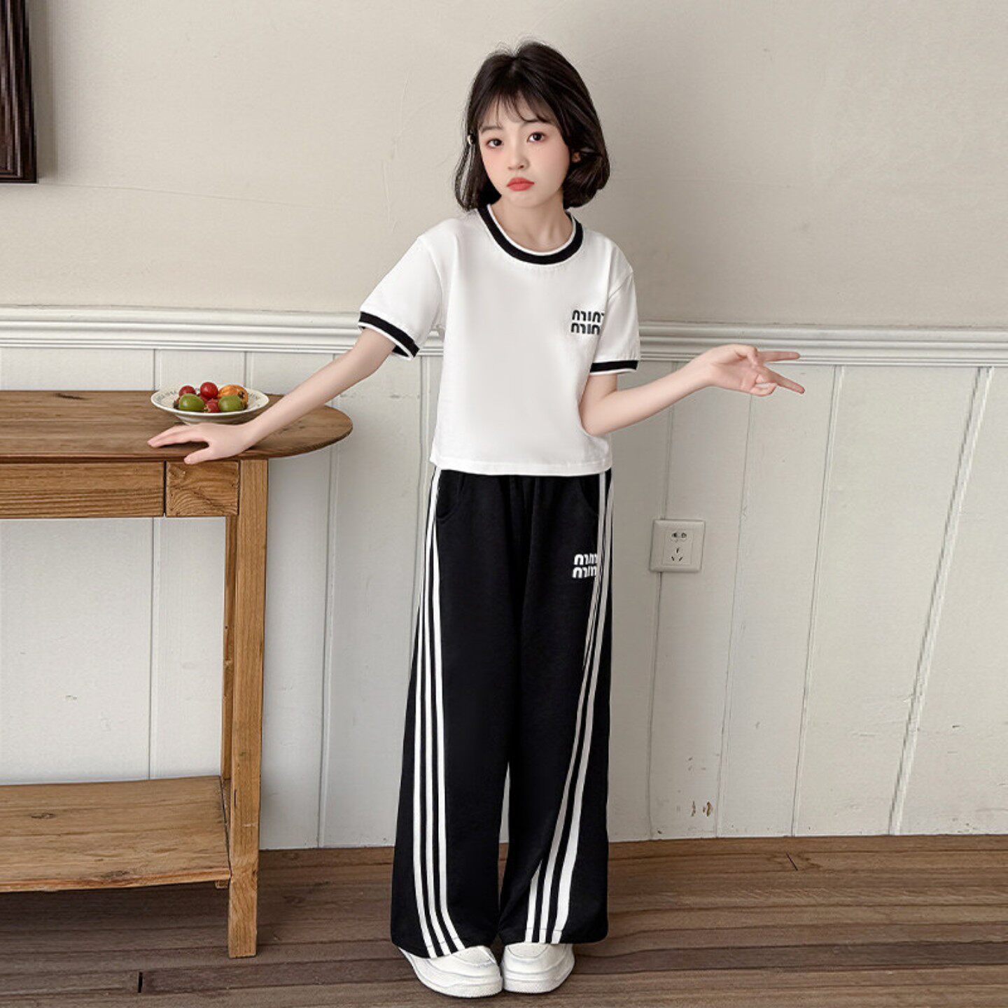 女童炸街夏装套装2026新款女大童洋气时髦儿童春装短袖运动两件套