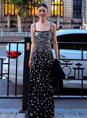 2025年秋冬高级感巨好看的独特漂亮掐腰黑色亮片吊带连衣裙套装女