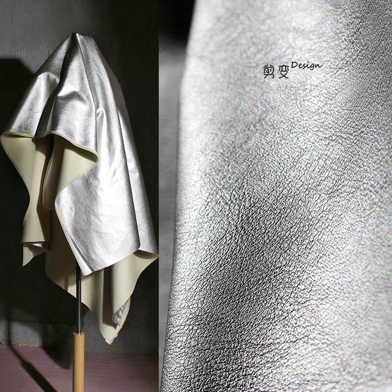 浅银色肌理pu皮革布料 高档裂纹感大衣外套服装diy设计师面料再造