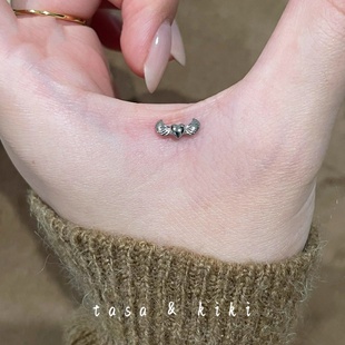 冷淡风银色迷你爱心羽翼耳钉女精致独特耳骨钉养耳洞百搭耳环耳饰