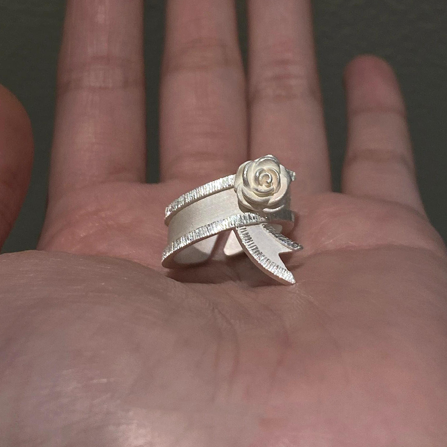 绝美仙气烧白缎带山茶花戒指女独特小众设计指环高级感开口食指戒