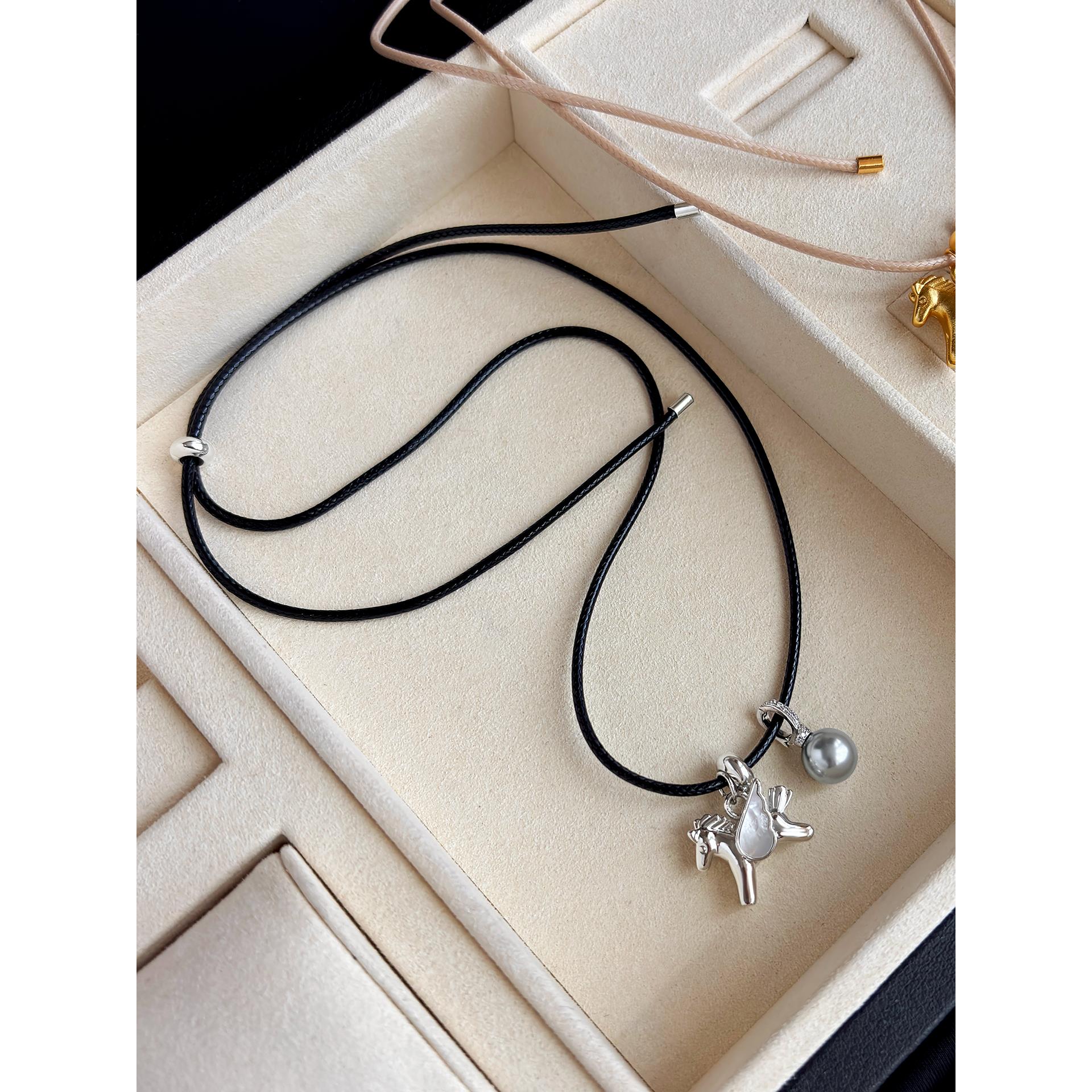 本命年小木马皮绳吊坠项链女