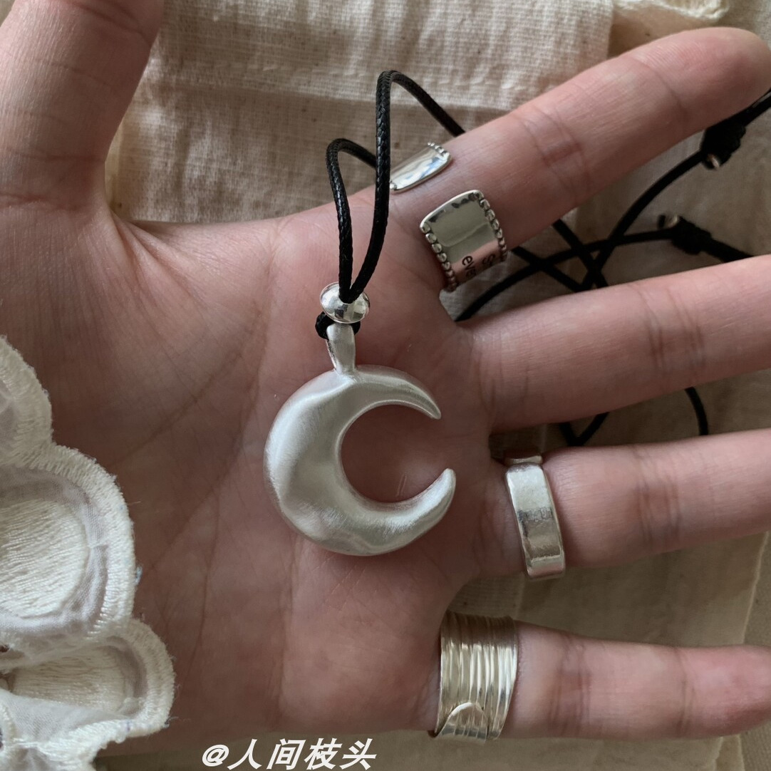 银色月亮吊坠皮绳项链女